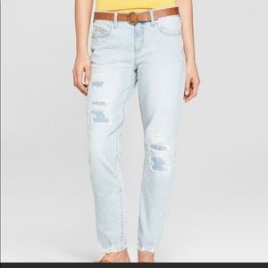 Light wash ripped boyfriend jeans. 6 LONG